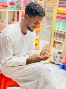 قائد بفيلق البراء يضع سلاحه ويعلن العودة لتجارة الثياب