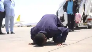 مشهد مؤثر على مدرج مطار بورتسودان أثناء وصول العائدين من ليبيا